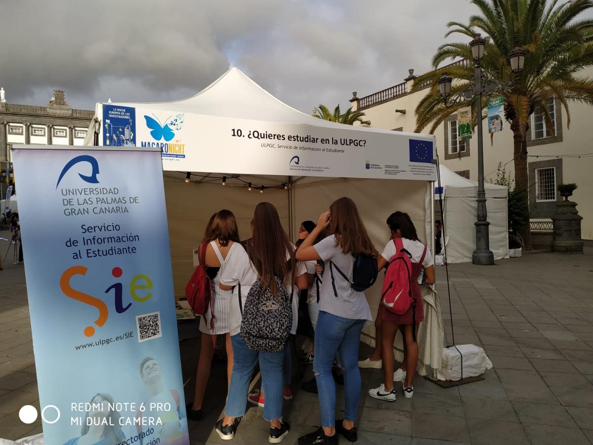 Imagen del stand del SIE en Macaronight