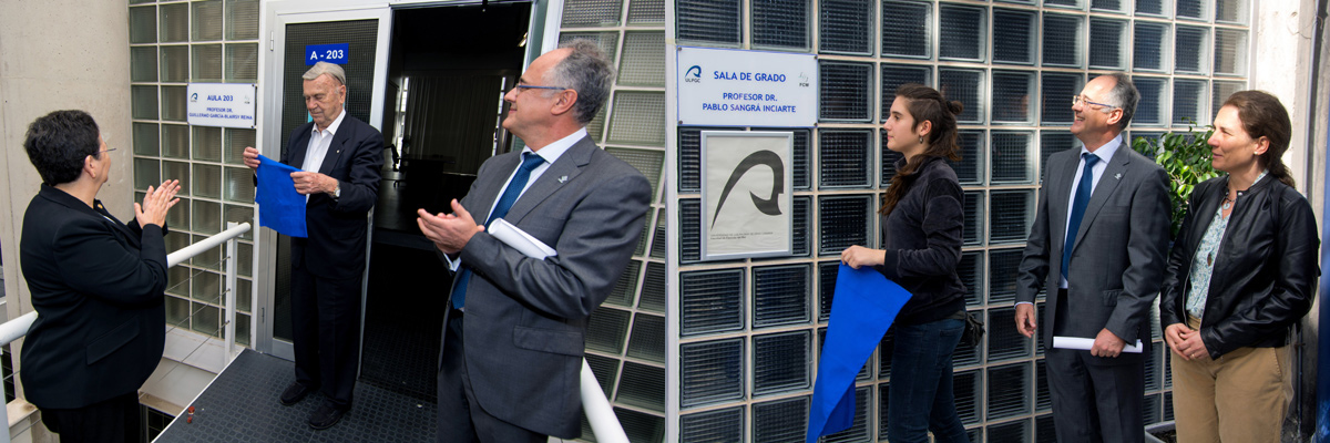 Descubrimiento de las placas en las aulas en homenaje a Guillermo García-Blairsy (i) y Pablo Sangrà (d)