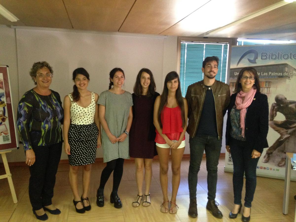 Foto de familia de los ganadores del VIII Premio de Relato Corto sobre Vida Universitaria con la Directora de la Biblioteca Universitaria y la Vicerrectora de Cultura y Sociedad de la ULPGC