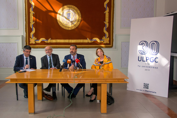 Imagen de la rueda de prensa con el Premio Nobel Neher (2º por la izda) y Eva Maria Neher (1ª por la dcha), junto al Rector y el Vicerrector de Internacionalización y Cooperación