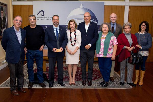 El Rector y la Vicerrectora de Cultura junto a los miembros de la comisión organizadora del centenario