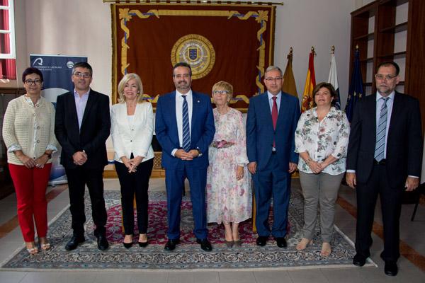 Foto de familia de los firmantes con el Rector Rafael Robaina (4º por la izda.) y el Vicerrector de Internacionalización y Cooperación de la ULPGC (2º por la izda.)