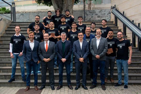 Foto de familia de los equipos ganadores con el Rector, el Presidente de Canarias y otras autoridades asistentes